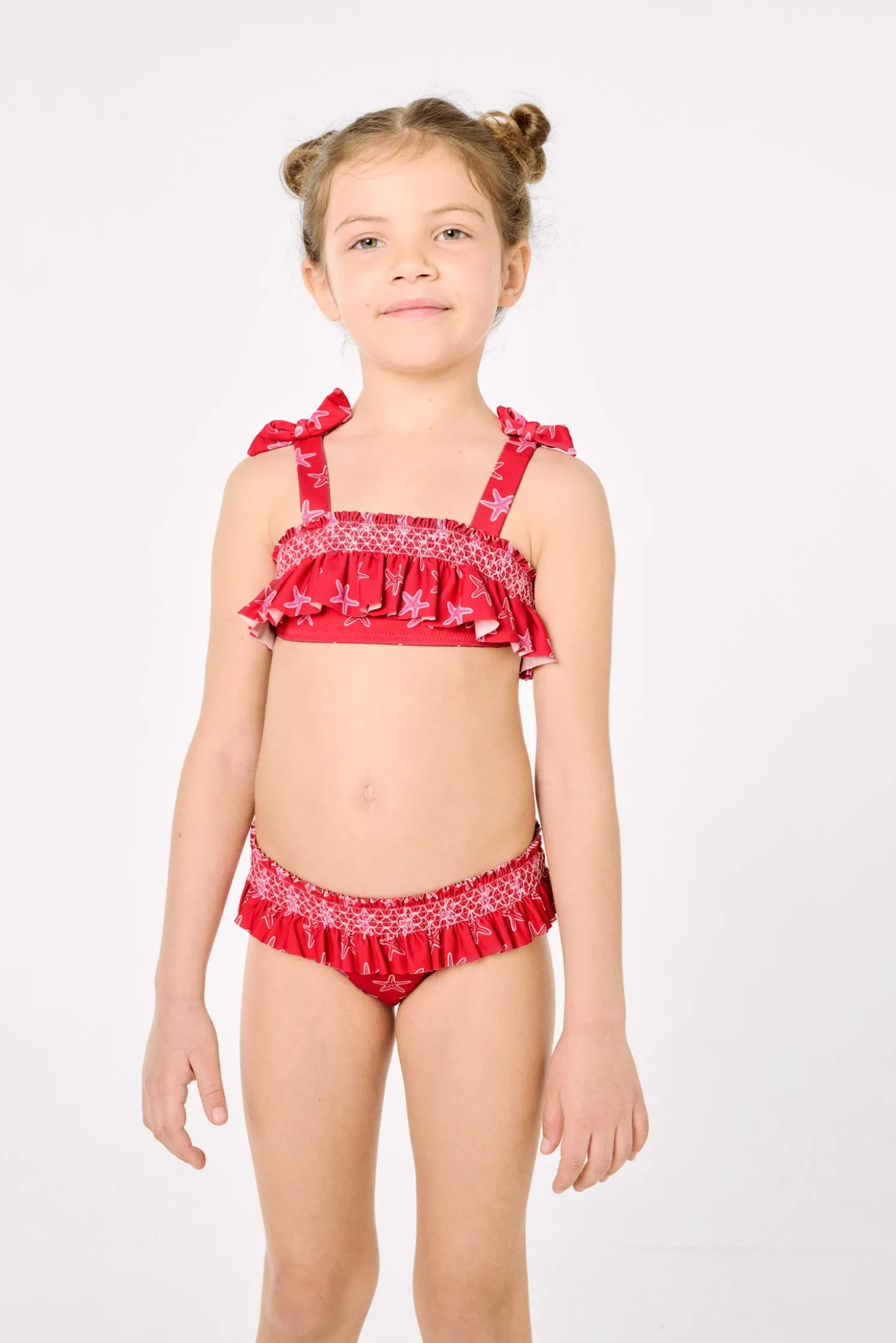 Bikini niña detalles volantes y nido de abeja estampado estrellas marinas rojo