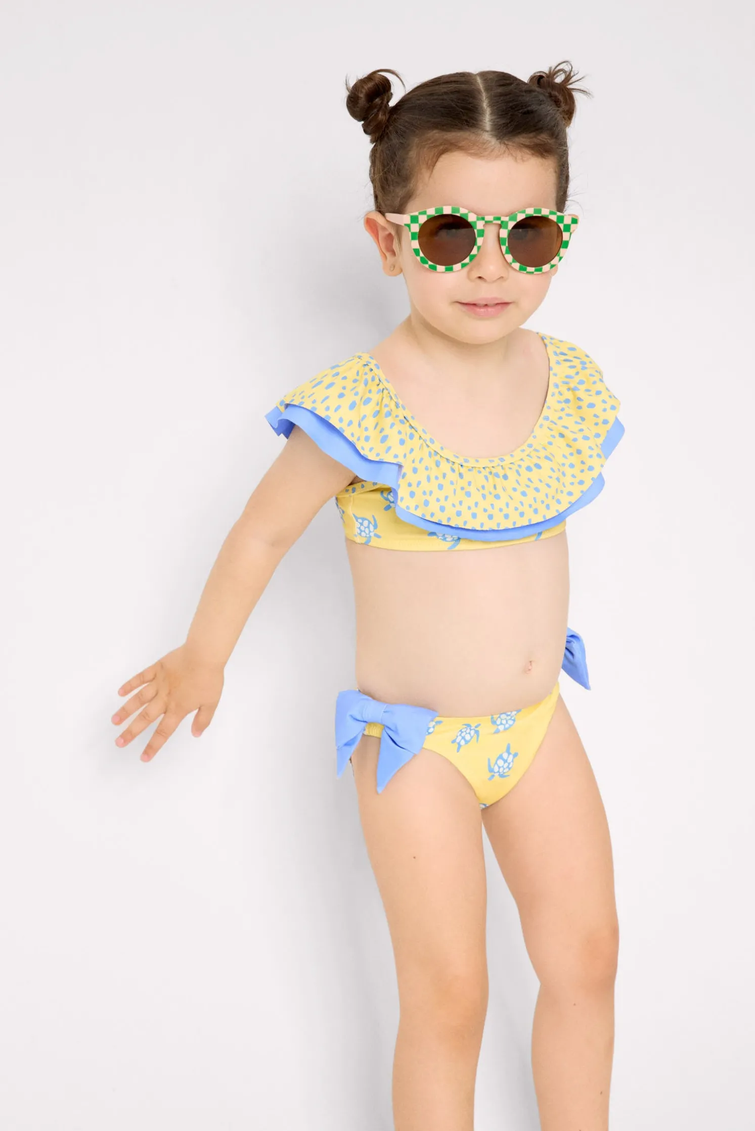 Bikini niña detalle volante y lazos estampado tortugas amarillo