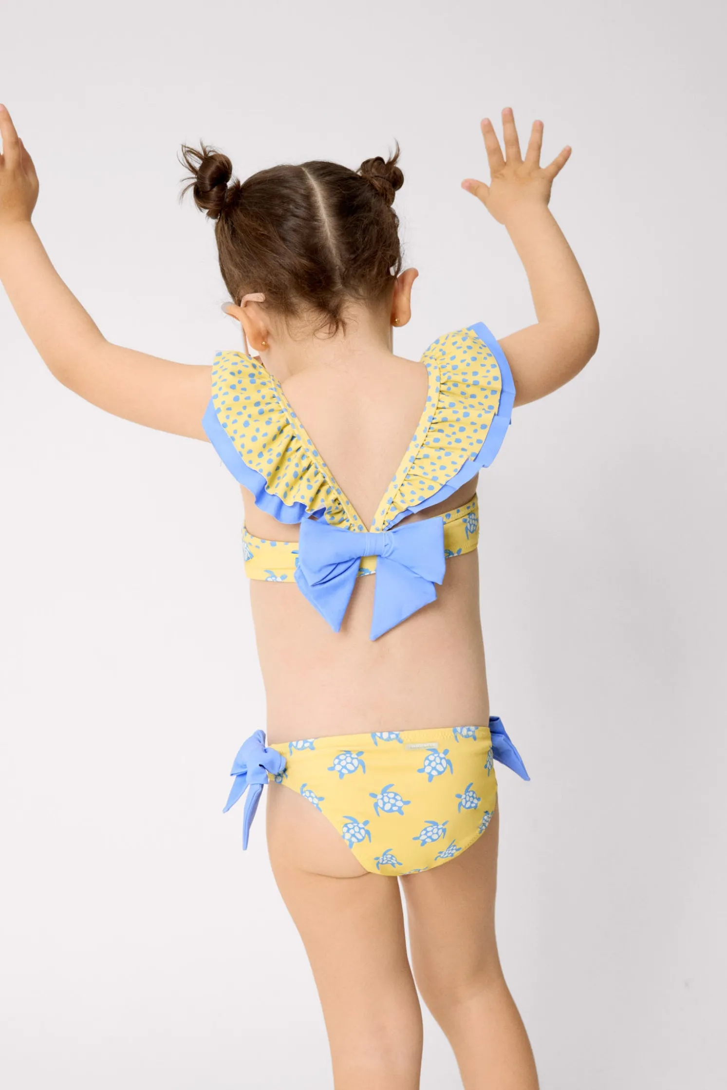 Bikini niña detalle volante y lazos estampado tortugas amarillo