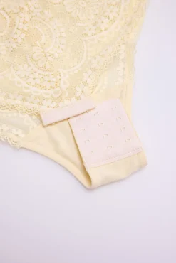 Body con encaje amarillo | Paula Echevarría