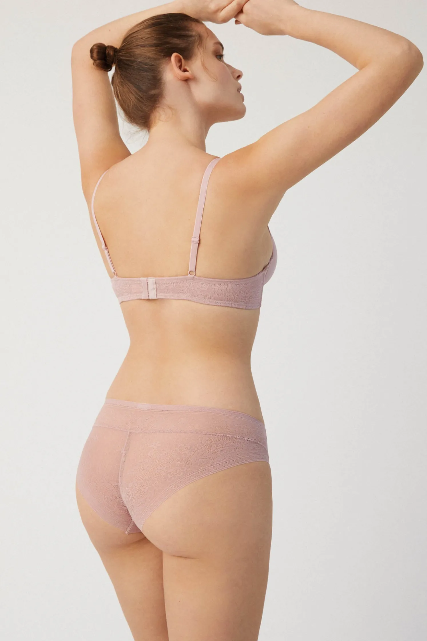 Braga midi invisible con encaje rosa