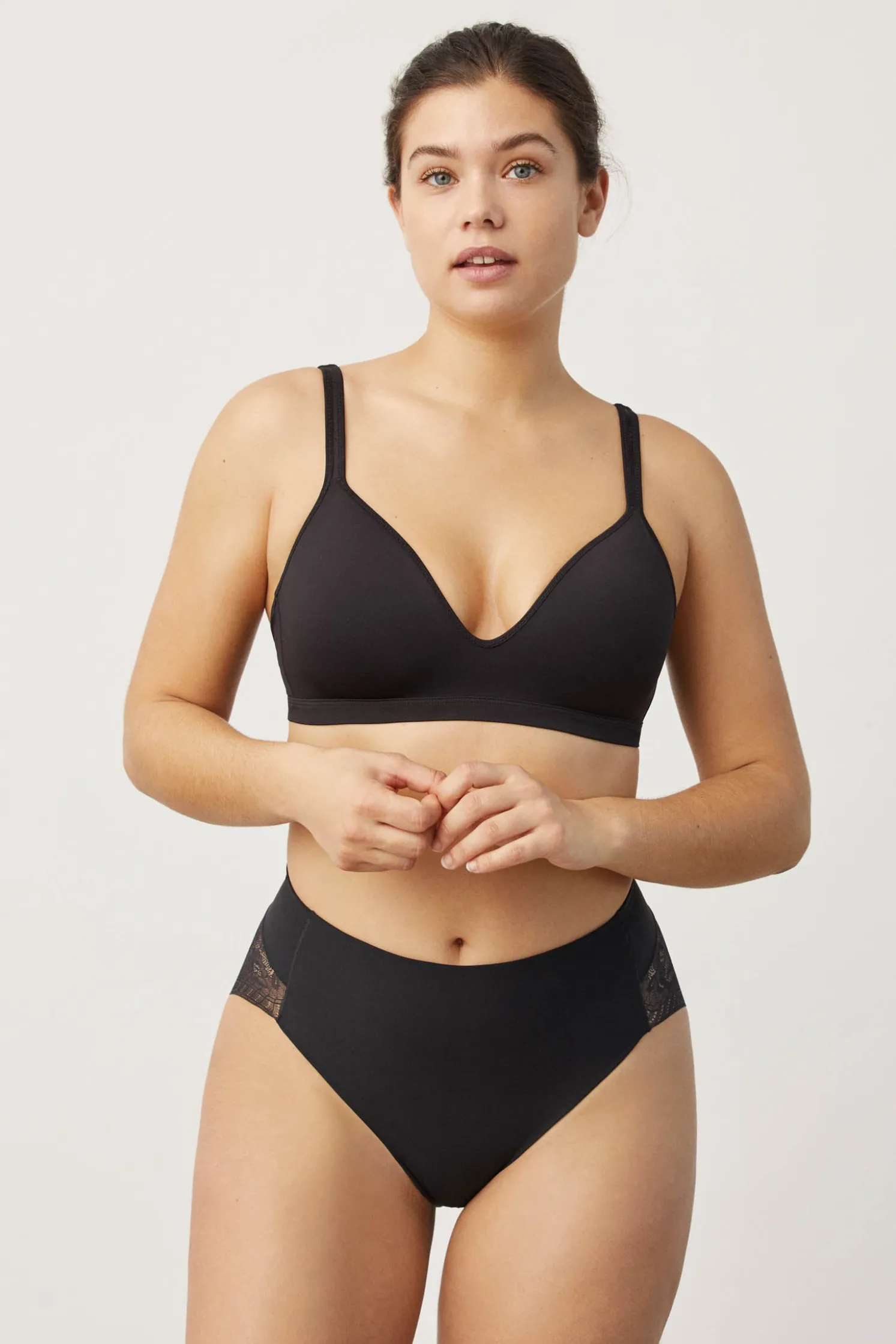 Braguita reductora encaje negro