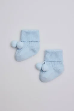 Calcetines canalé con borlas recién nacido celeste