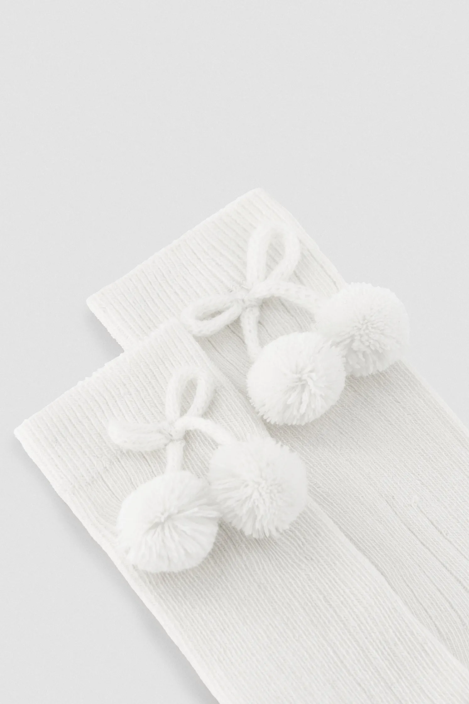 Calcetines largos pompones blanco