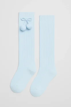 Calcetines largos pompones celeste