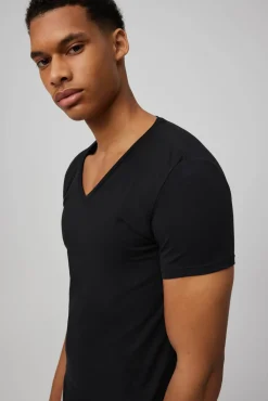 Camiseta interior manga corta cuello pico negro