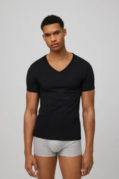 Camiseta interior manga corta cuello pico negro