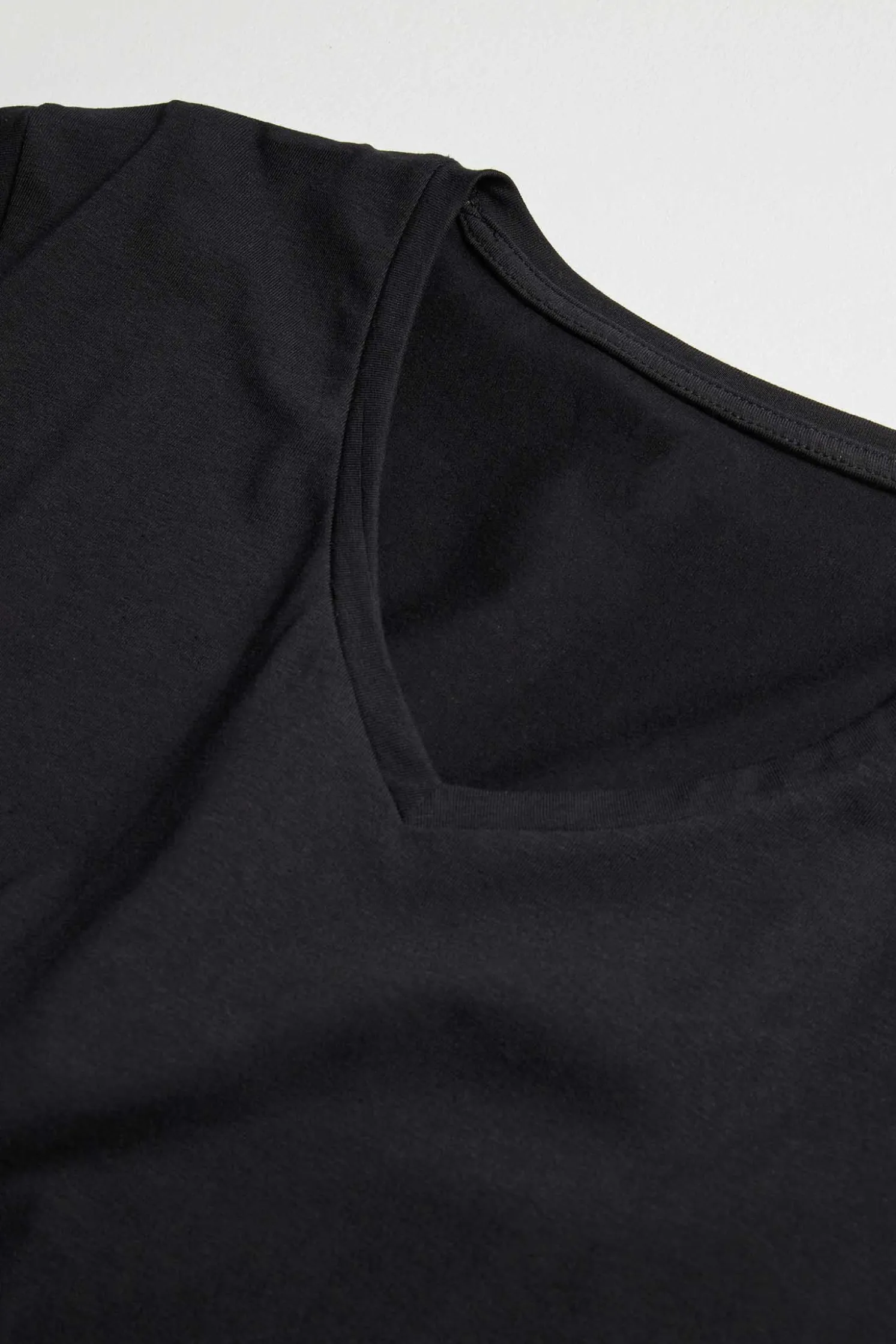 Camiseta interior manga corta cuello pico negro