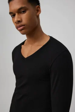 Camiseta interior manga larga cuello pico negro