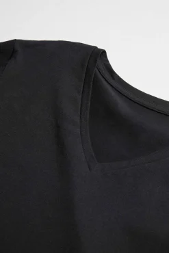 Camiseta interior manga larga cuello pico negro