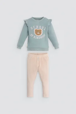Conjunto bebé sudadera con volantes y pantalón detalle oso texturizado