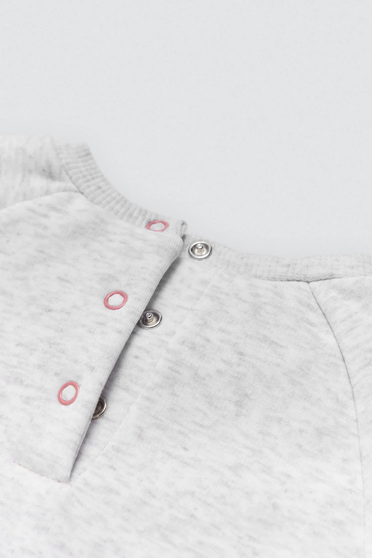 Conjunto bebé sudadera y jogger gris estampado