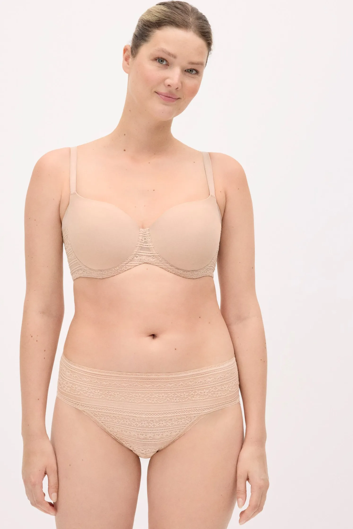 Conjunto interior lencero sujetador capacidad con aro con relleno y braga midi nude