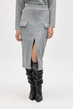 Falda midi cálida estilo cargo gris