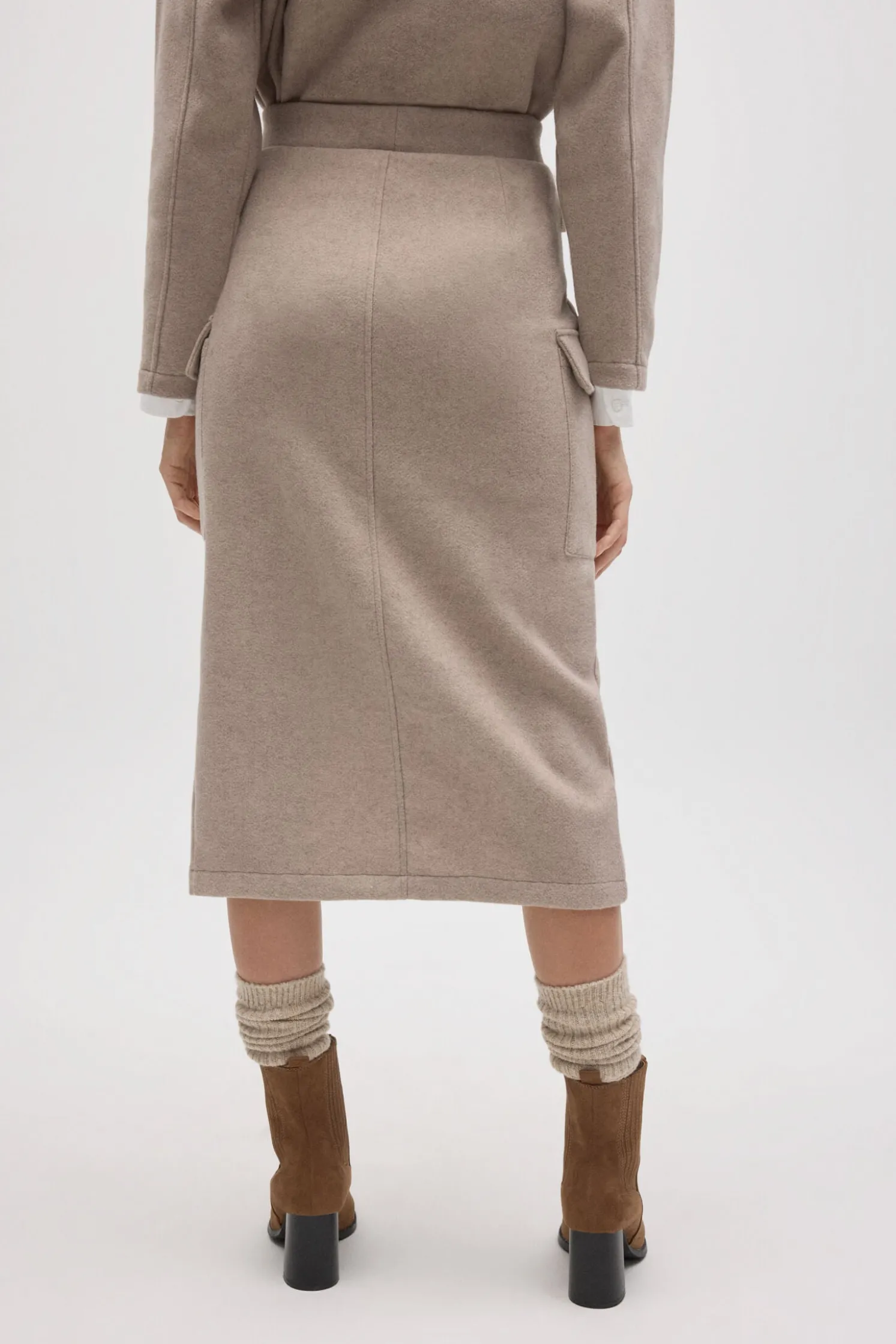 Falda midi cálida estilo cargo marrón