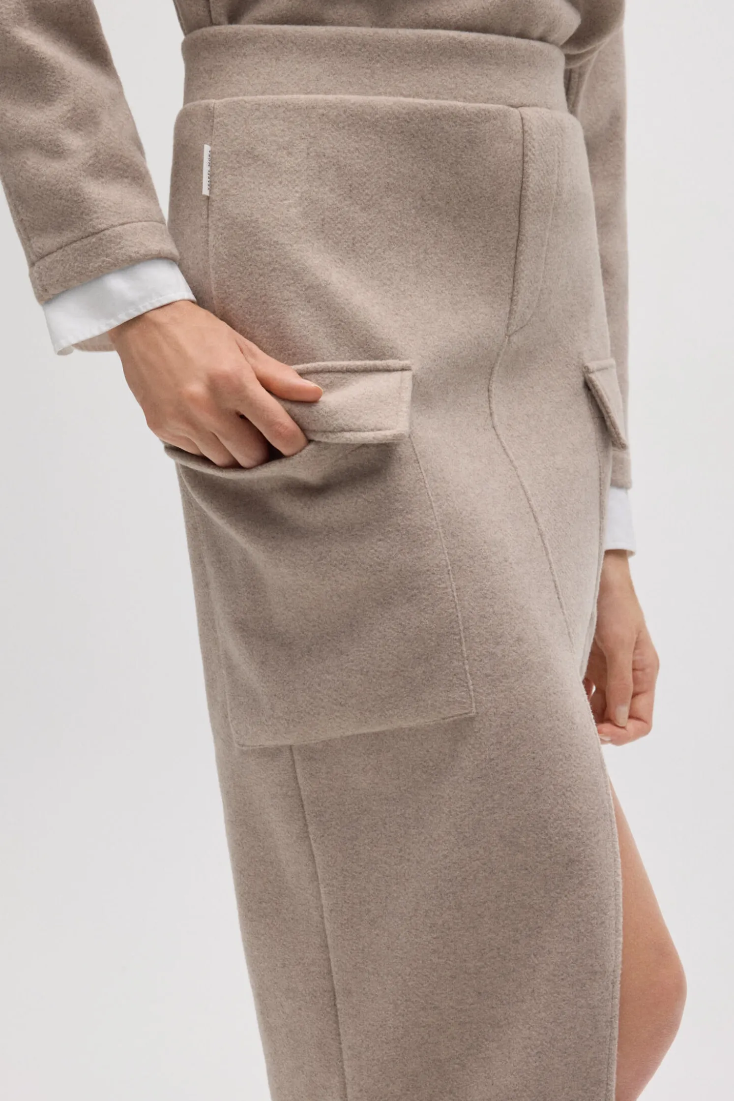 Falda midi cálida estilo cargo marrón