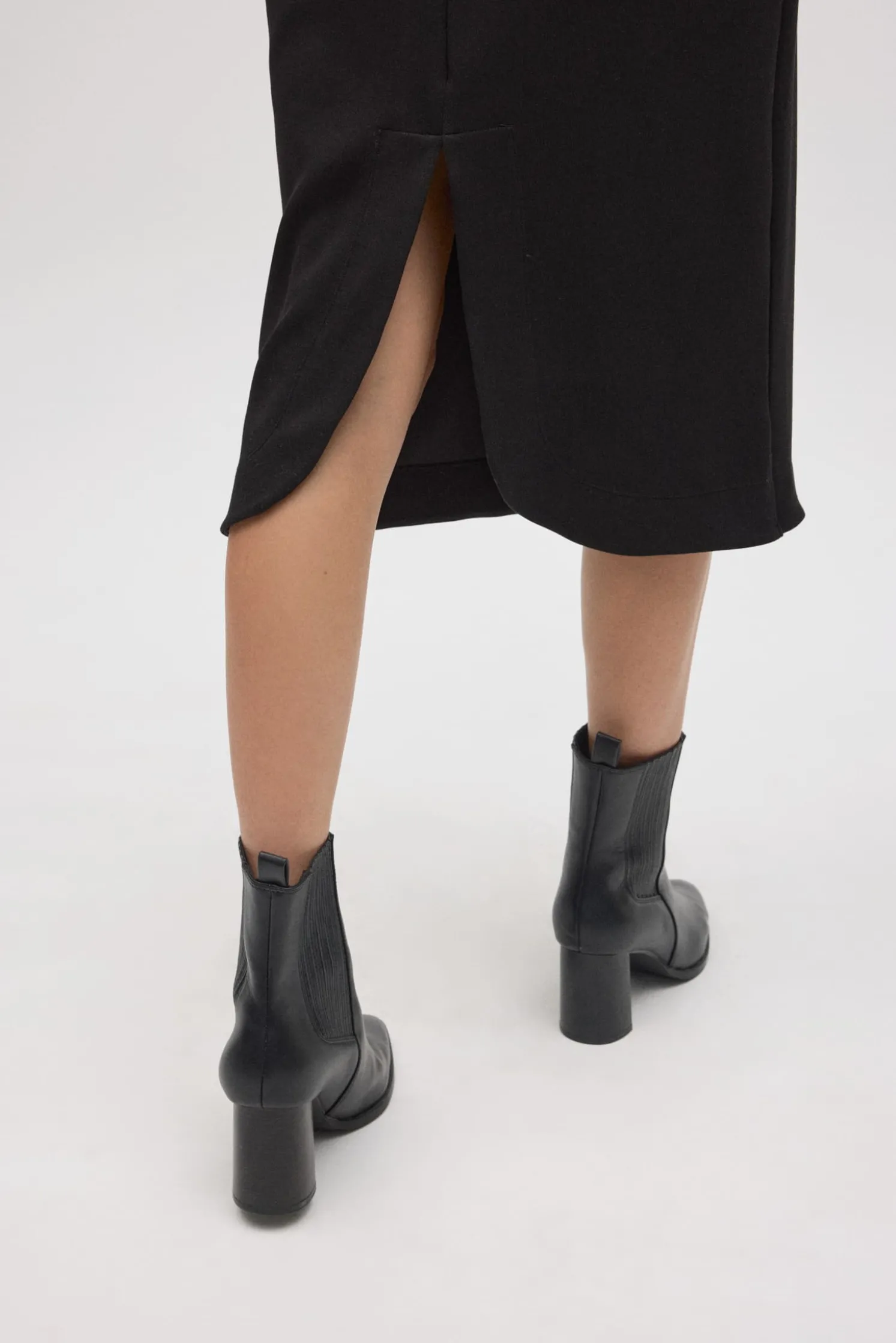 Falda midi fluida negro