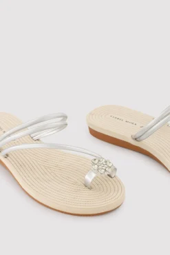 Sandalias plateadas detalle flor