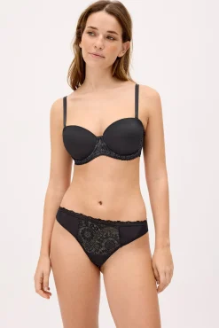 Tanga con encaje negro