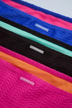 Top bikini juvenil texturizado con lazo y relleno extraíble